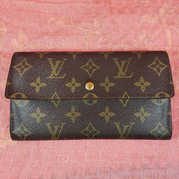 Louis Vuitton Accessories - Auth. Louis Vuitton Monogram International Wallet